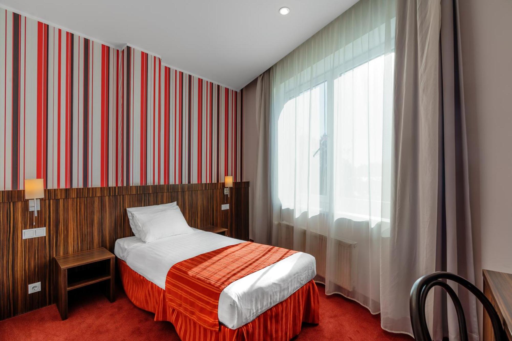 Rija Vef With Free Parking 酒店 3*